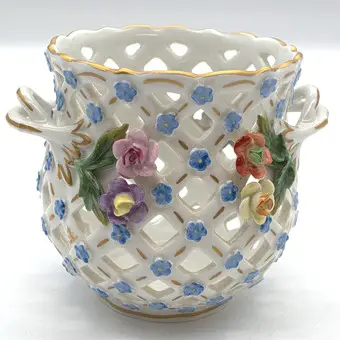 Osłonka z porcelany drezdeńskiej ażurowa z kwiatami.