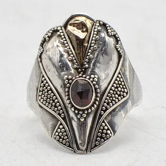 JUGENDSTIL RING, AUS STERLINGSILBER MIT EINEM GRANAT, MIT GOLDEINSATZ (GEPRÜFT) 14 KARAT, UM 1900, GRÖSSE NR. 14/ 54 MM UMFANG.