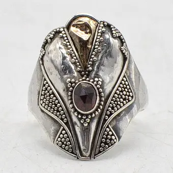 Pierścień secesyjny, srebro sterling z granatem, wkładka złota (testowana) 14 karat, ok. 1900, rozmiar nr 14/ 54 mm.