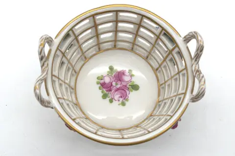 Drážďanský porcelánový košík s uchem prolamovaný s květinami