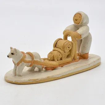 BETTI BOUMANN. INUIT MIT HUNDESCHLITTEN, KERAMIK-SKULPTUR, 1985, NANAIMO BC, KANADA.