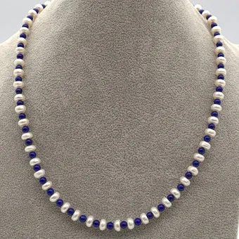 GRÖSSENVERSTELLBARE PERLENCOLLIER, EINREIHIG, LAPISLAZULI, STERLINGSILBER, CA. 47,5 CM.