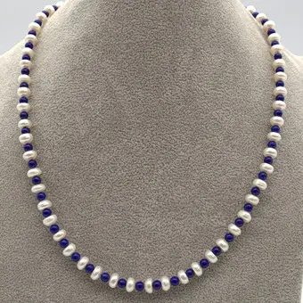 GRÖSSENVERSTELLBARE PERLENCOLLIER, EINREIHIG, LAPISLAZULI, STERLINGSILBER, CA. 47,5 CM.