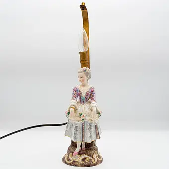RARE FIGURINE EN PORCELAINE AVEC LAMPE ET ABAT-JOUR, ÉLECTRIFIÉE, MARQUE UNGER, SCHNEIDER UND CO, AVEC SIGNATURE, FIN 19E SIÈCLE.