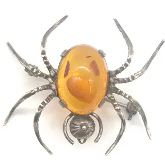 ANTIKE BROSCHE 835 SILBER IN PLASTISCHER FORM EINER SPINNE, MIT HONIGBERNSTEIN-CABOCHON BESETZT, DEUTSCHLAND, 20. JAHRHUNDERT, PUNZIERT.