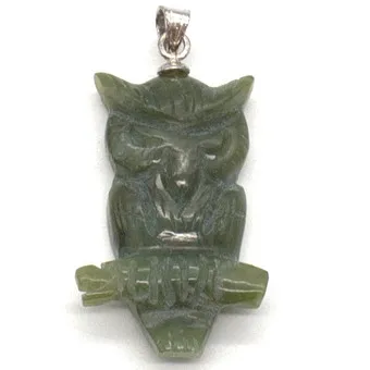ANHÄNGER AUS JADE ALS PLASTISCHE EULE MIT 800 SILBER ÖSE, CHINA 20. JAHRHUNDERT.