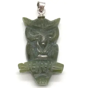 ANHÄNGER AUS JADE ALS PLASTISCHE EULE MIT 800 SILBER ÖSE, CHINA 20. JAHRHUNDERT.