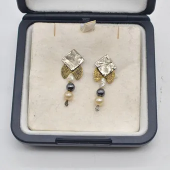 BOUCLES D'OREILLES DESIGNER AVEC PERLE DE RIVIÈRE ET PERLE D'HÉMATITE, ARGENT STERLING, DÉTAILS DORÉS, FIN 20E SIÈCLE.
