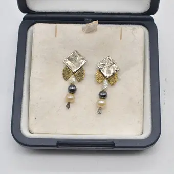 BOUCLES D'OREILLES DESIGNER AVEC PERLE DE RIVIÈRE ET PERLE D'HÉMATITE, ARGENT STERLING, DÉTAILS DORÉS, FIN 20E SIÈCLE.