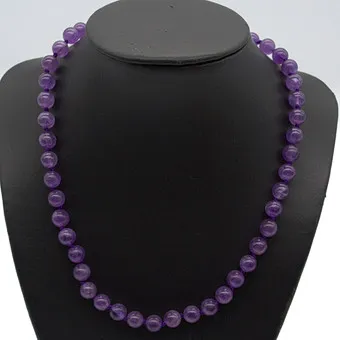 COLLIER PERLES D'AMÉTHYSTE, NOUÉ INDIVIDUELLEMENT, PERLES POLIES, FERMOIR EN OR JAUNE 8K, 20E SIÈCLE, ENV. 46 CM.