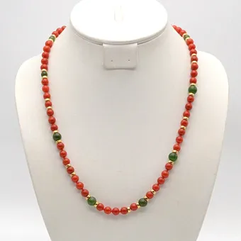 Collier de perles en tourmaline (rouge et verte), perles intermédiaires et fermoir en or 18 carats, 20e siècle.