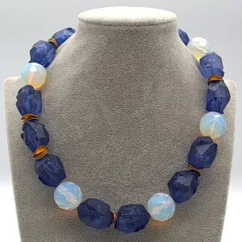 Collier designer résine nuggets texturés, perles de verre couleur pierre de lune, fermoir argent sterling doré et entretoises, 20e s., env. 47 cm.