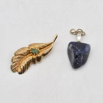 KONVOLUT: MODESCHMUCK BROSCHE MIT NEPHRIT UND SODALITH COLLIER ANHÄNGER MIT STERLINGSILBER, VINTAGE.