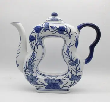 THÉIÈRE EN PORCELAINE CHINOISE, ENV. 1900–1950.