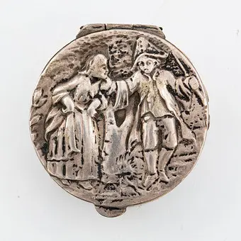 OTTO ARTHUR KÖLN. PILLBOX, 800 STŘÍBRO, ŽÁNROVÁ SCÉNA, KONEC 19. STOLETÍ.