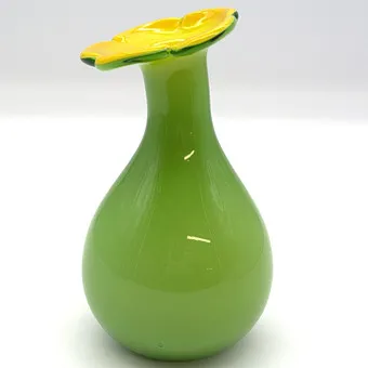 VASE EN VERRE ITALIEN SOUFFLÉ À LA BOUCHE VERT AVEC OUVERTURE JAUNE EN FORME DE FLEUR ANNÉES 70.