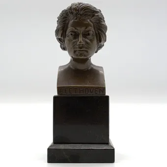 BRONZEN BEELD LUDWIG VAN BEETHOVEN, "RL" GEMONOGRAMMEERD, OP SERPENTIJNEN VOETSTUK VROEG 20E EEUW.