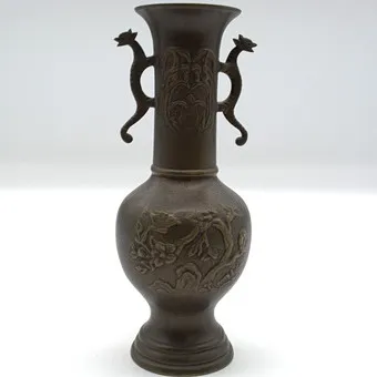 CHINESISCHE BRONZEVASE MIT RELIEFDEKOR „ELSTERN AUF PFLAUMENZWEIGEN“, 1900-1950.