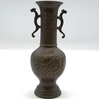 Čínská bronzová váza s reliéfní výzdobou „straky na švestkových větvích“, 1900-1950.