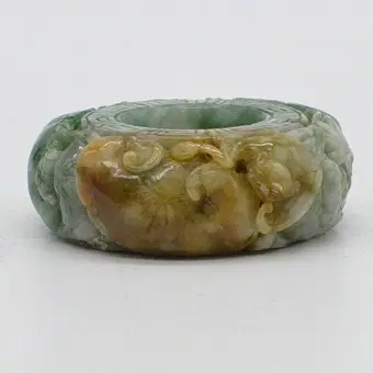 DEKORATIVER RING AUS JADE, FLEDERMÄUSE UND PFIRSISCHE, HANDGESCHNITZT, CHINA, UM 1980.