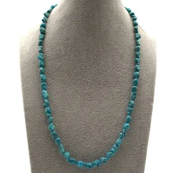 COLLIER EN PÉPITES DE TURQUOISE, NOUÉ À LA MAIN, FERMOIR ARGENTÉ, 20E SIÈCLE.