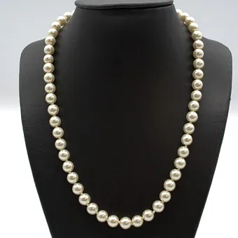 COLLIER DE PERLES D'IMITATION, BLANCHES, NOUÉES INDIVIDUELLEMENT, AJUSTABLE, VERS 1950, ENV. 55 CM.