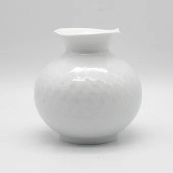 VÁZA MEISSEN S RELIÉFEM, TVAR "WELLENSPIEL RELIEF", BÍLÁ, V 9 CM, 1. JAKOST, NOVÁ S ORIGINÁLNÍM OBALEM.