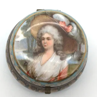 BOÎTE EN PORCELAINE AVEC DÉCORATIONS DORÉES, MONTURE EN LAITON PORTRAIT D'UNE NOBLE 19E SIÈCLE.
