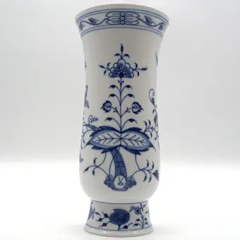 MEISSEN. ФАРФОРОВАЯ ВАЗА С РИСУНКОМ ЛУКОВИЦА, 1-Й СОРТ, 20 ВЕК, ОК. 20,5 СМ.