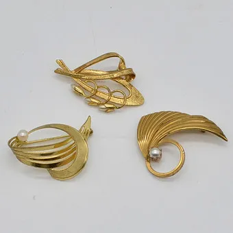 LOT DE TROIS BROCHES, DORÉES, ORNÉES DE PETITES PERLES, MILIEU DU 20E SIÈCLE.