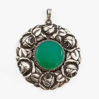 JOSEF PAUSER. DESIGNERANHÄNGER MIT GROSSEM CHRYSOPRAS, FASSUNG AUS 800ER SILBER, MIT MEISTERPUNZE "JP", FÜR OTT-PAUSERSCHE FABRIK, DEUTSCHLAND (SCHWÄBISCH GMÜND) UM 1920.