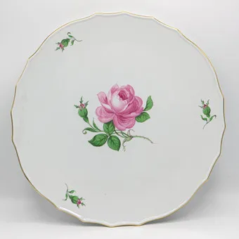 MEISSEN, GRAND PLAT, ROSE ROUGE, PORCELAINE, BORD DORÉ, 2E CHOIX, DÉBUT 20E SIÈCLE, DM 33 CM.