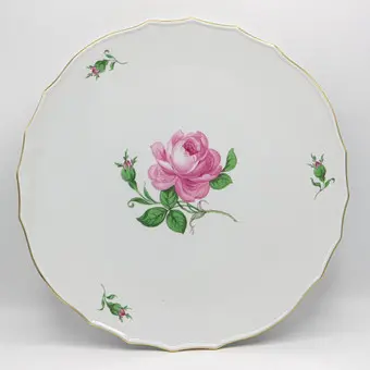 MEISSEN, VELKÝ TALÍŘ, ČERVENÁ RŮŽE, PORCELÁN, ZLATÝ OKRAJ, 2. JAKOST, RANÉ 20. STOLETÍ, DM 33 CM.