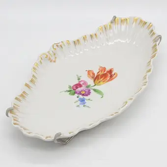 KPM BERLIN, DEKORAČNÍ PORCELÁNOVÝ TALÍŘ, KVĚTINOVÝ DEKOR A ZLACENÍ (RUČNĚ MALOVANÉ), S DRŽÁKEM, KOLEM 1900.