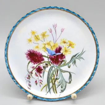 Assiette peinte à la main, fleurs, porcelaine, bord doré, début du 20e siècle.