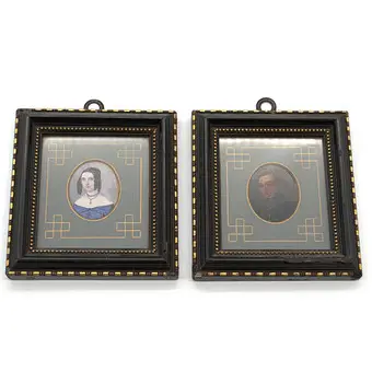 PAAR ANTIEKE BIEDERMEIER MINIATUURPORTRETTEN UIT DE 19E EEUW