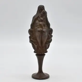 GEORG WRBA (1872-1939). "CARITAS", 1928, BRONZEN FIGUUR / ZEGEL, ACHTERZIJDE GESIGNEERD, HOOGTE CA. 15,5 CM.