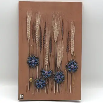 AIMO NIETOSVUORI. VOOR JIE GANTOFTA, KERAMISCH WANDRELIËF, ZWEDEN OMSTREEKS 1960, HERFSTIG MOTIEF VAN ROGGEAREN EN BLAUWE KORENBLOEMEN.
