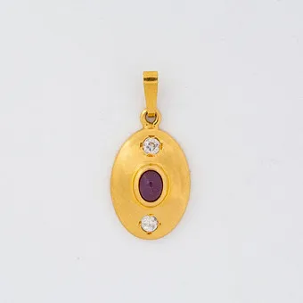 OVAL NECKLACE PENDANT WITH A RUBY CABOCHON AND TWO ZIRCON STONES, SETTING IN GOLD-PLATED 835 SILVER, CIRCA 1950.