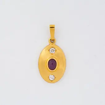 OVALE HALSKETTING HANGER MET EEN ROBIJN CABOCHON EN TWEE ZIRKOONSTENEN, ZETTING VAN VERGOUD 835 ZILVER, OMSTREEKS 1950.