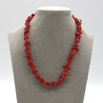 Collier vintage en éclats de corail naturel.