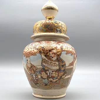 Antieke Japanse Kutani-vaas met deksel, Meiji–Taishō-periode, Kinrande gouddecor, handbeschilderd, circa 1920.
