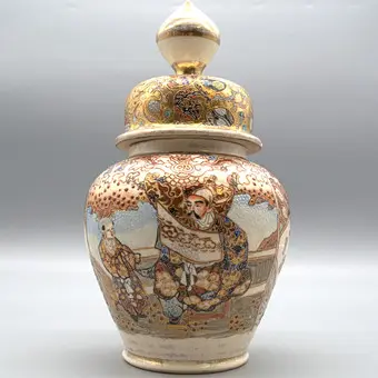 Antieke Japanse Kutani-vaas met deksel, Meiji–Taishō-periode, Kinrande gouddecor, handbeschilderd, circa 1920.
