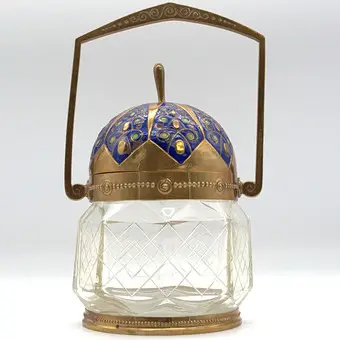 LUDWIG VIERTHALER. VOOR WINHARDT & CO, TOEGESCHREVEN, JUGENDSTIL DEKSELVAT GESLEPEN KRISTALGLAS EN MESSING MET UITGEBREID EMAILLE DECOR CIRCA 1907.