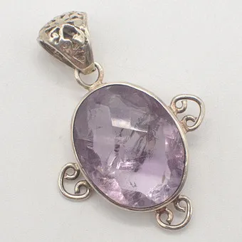 PENDENTIF DE COLLIER AVEC AMÉTHYSTE FACETTÉE (AVEC INCLUSIONS), MONTURE AJOURÉE, ARGENT STERLING, FIN DU 20E SIÈCLE.