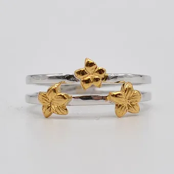 CHANTI, DESIGNERRING MIT BLUMEN, RHODINIERTER STERLINGSILBER MIT VERGOLDETEN DETAILS, DÄNEMARK, ZEITGENÖSSISCH, GRÖSSE NR. 15 / 55 MM IM UMFANG.