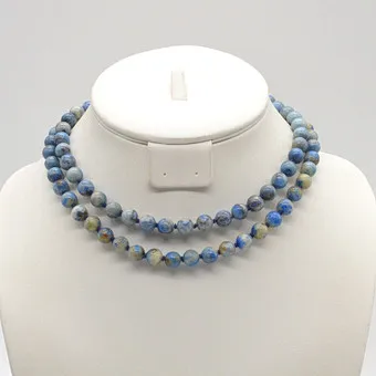 PERLENCOLLIER AUS NATÜRLICHEM LAPISLAZULI, VERGOLDETER VERSCHLUSS, POLIERTE OBERFLÄCHE, EINZELN GEKNÜPFT, UM 1950, CA. 80 CM.