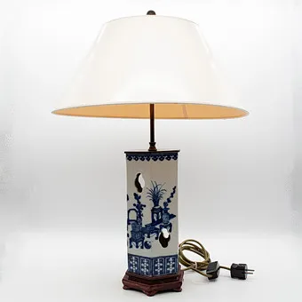 Rare vase chinois en porcelaine bleu et blanc, 18e s., hexagonal, transformé ultérieurement en lampe.