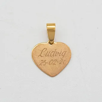 COLLIERANHÄNGER AUS 8 KARAT GELBGOLD MIT GRAVUR "LUDWIG", HERZ, DESIGNER "AKZ", VINTAGE.