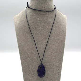 COLLIER VINTAGE, CABOCHON DE LAPIS-LAZULI, TAILLÉ, SUR CORDON DE CUIR 20E SIÈCLE.